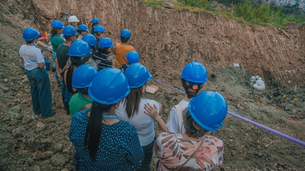 La Unidad de Búsqueda y la JEP hallan las primeras estructuras óseas en La Escombrera de la Comuna 13 de Medellín