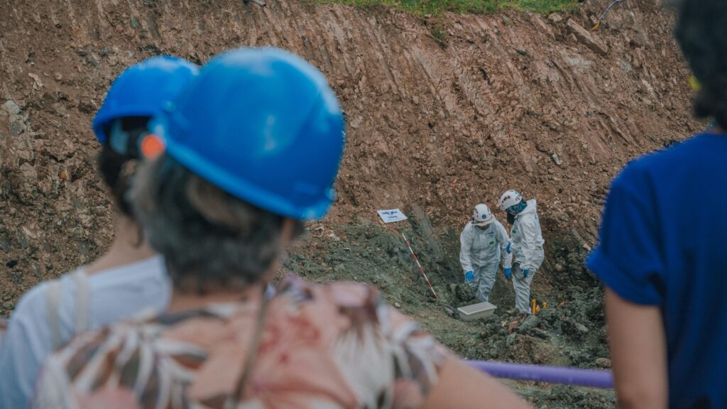 La Unidad de Búsqueda y la JEP hallan las primeras estructuras óseas en La Escombrera de la Comuna 13 de Medellín