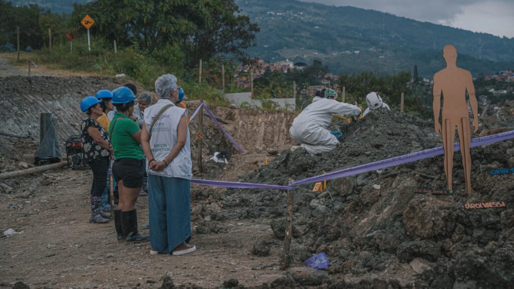 La Unidad de Búsqueda y la JEP hallan las primeras estructuras óseas en La Escombrera de la Comuna 13 de Medellín