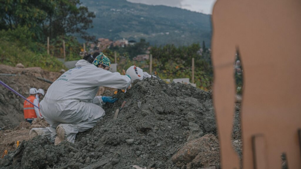 La Unidad de Búsqueda y la JEP hallan las primeras estructuras óseas en La Escombrera de la Comuna 13 de Medellín