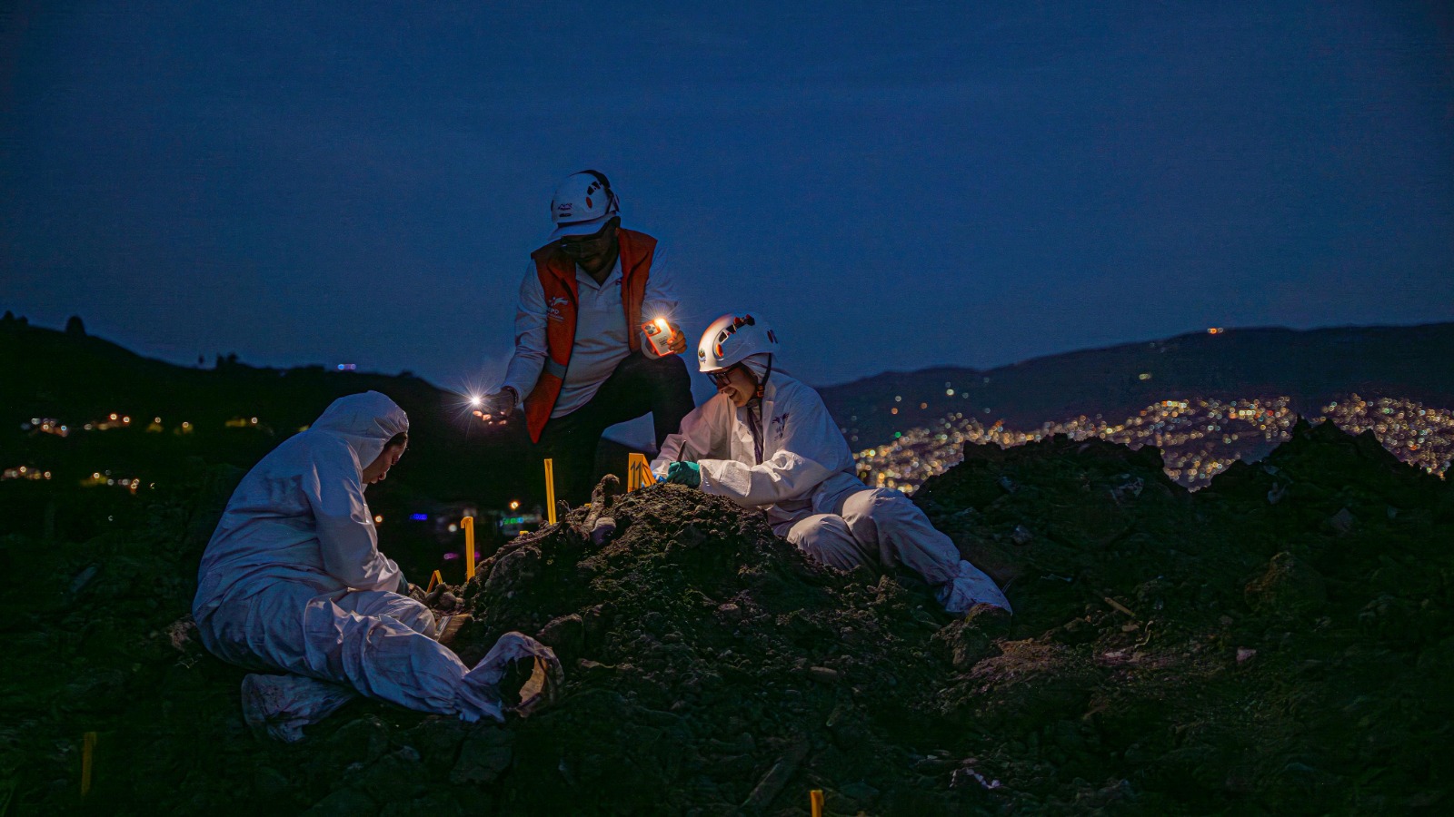 La Unidad de Búsqueda y la JEP hallan las primeras estructuras óseas en La Escombrera de la Comuna 13 de Medellín