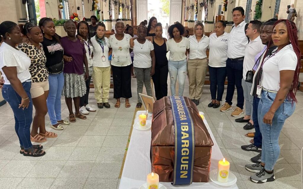 La esperanza como regalo de Navidad: la UBPD hizo tres entregas dignas en el Chocó. Funcionarios de la entidad en compañía de los familiares durante las ceremonias de entregas dignas