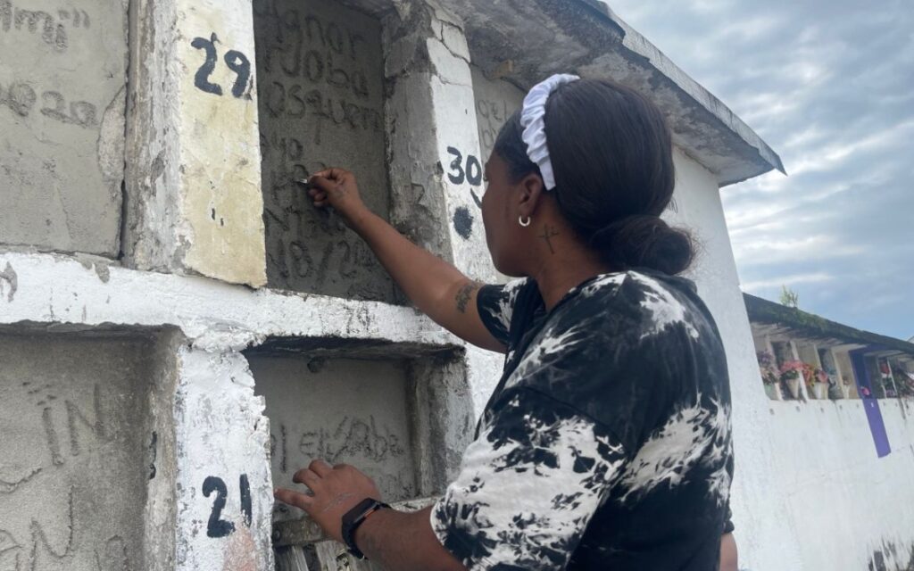 La esperanza como regalo de Navidad: la UBPD hizo tres entregas dignas en el Chocó. Funcionarios de la entidad en compañía de los familiares durante las ceremonias de entregas dignas