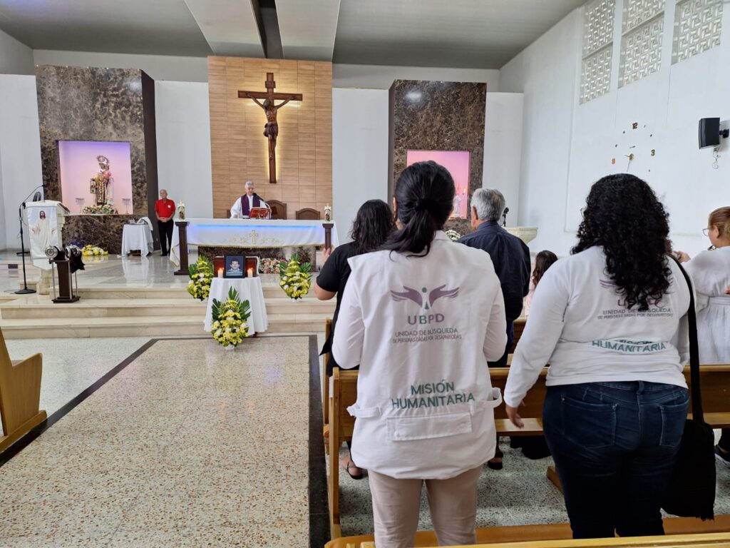 Proceso de entrega digna del señor Eliberto Carreño Valderrama en Barrrancabermeja, en Santander, donde participaron sus hijas y su pareja