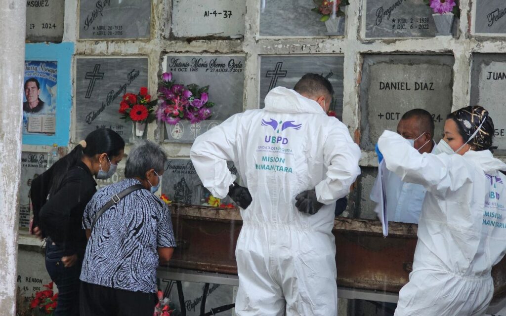 Equipo forense de la Unidad de Búsqueda durante la recuperación de tres cuerpos de personas desaparecidas en cementerio del centro del Tolima