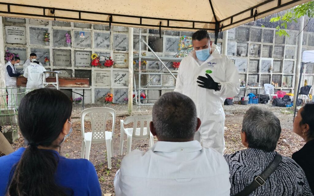 Equipo forense de la Unidad de Búsqueda durante la recuperación de tres cuerpos de personas desaparecidas en cementerio del centro del Tolima