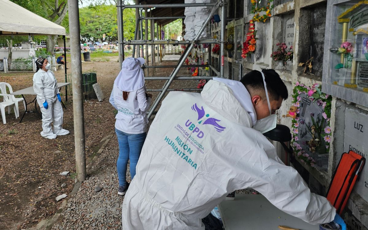 Equipo forense de la Unidad de Búsqueda durante la recuperación de tres cuerpos de personas desaparecidas en cementerio del centro del Tolima