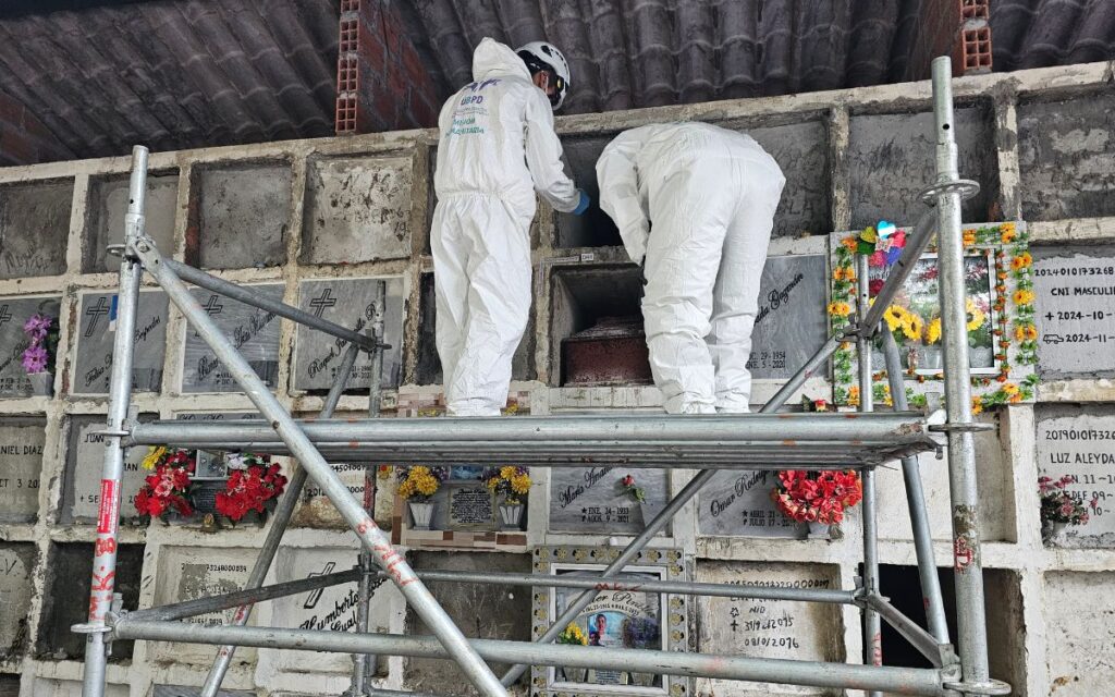 Equipo forense de la Unidad de Búsqueda durante la recuperación de tres cuerpos de personas desaparecidas en cementerio del centro del Tolima