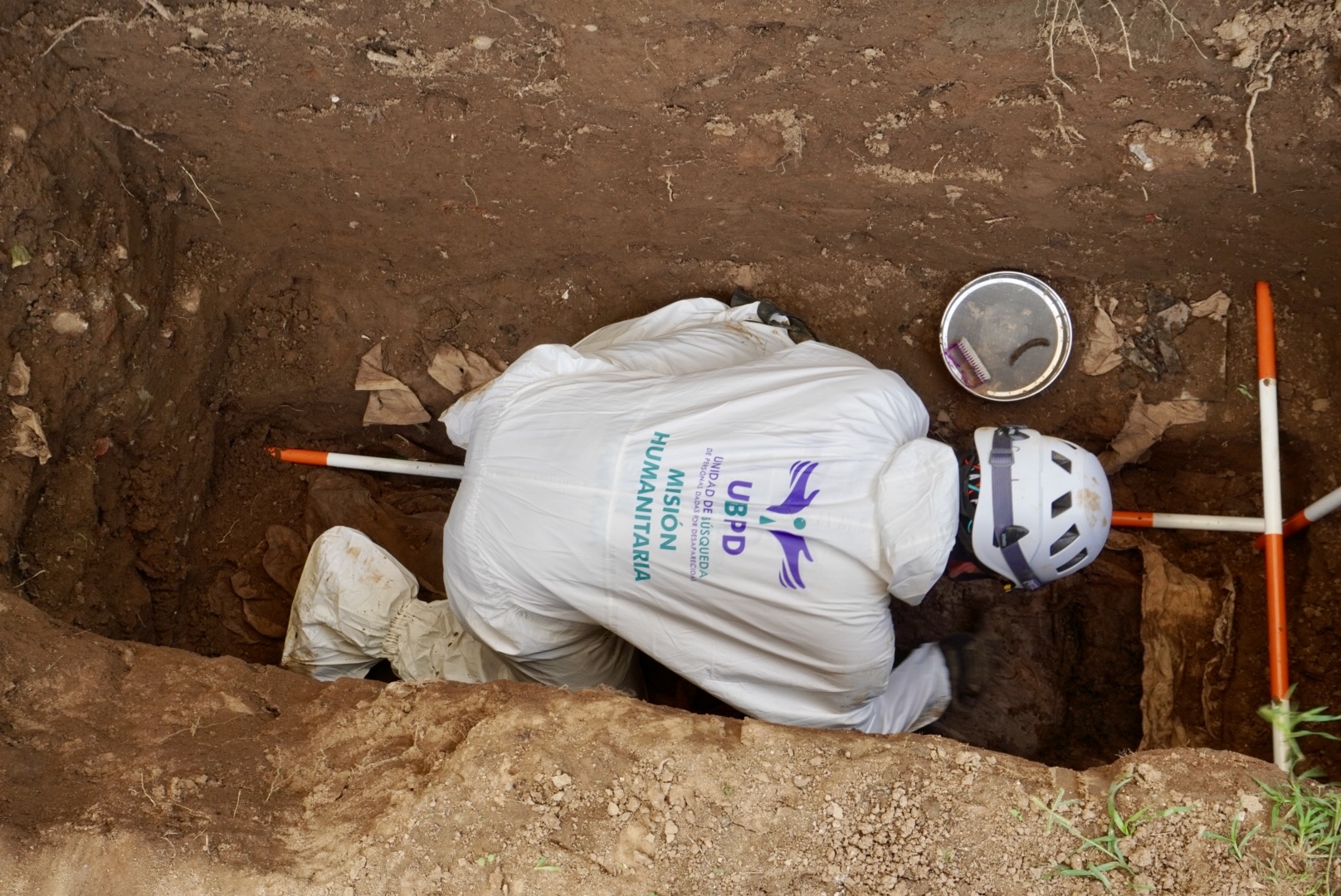 Equipo forense de la Unidad de Búsqueda recupera un cuerpo en el cementerio Central de Neiva
