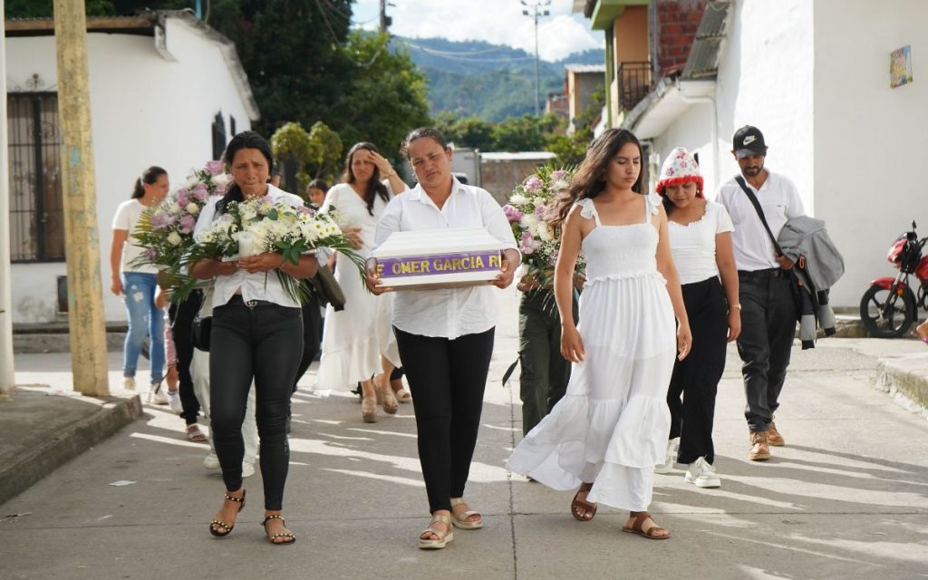 Familia lleva cuerpo en entrega digna