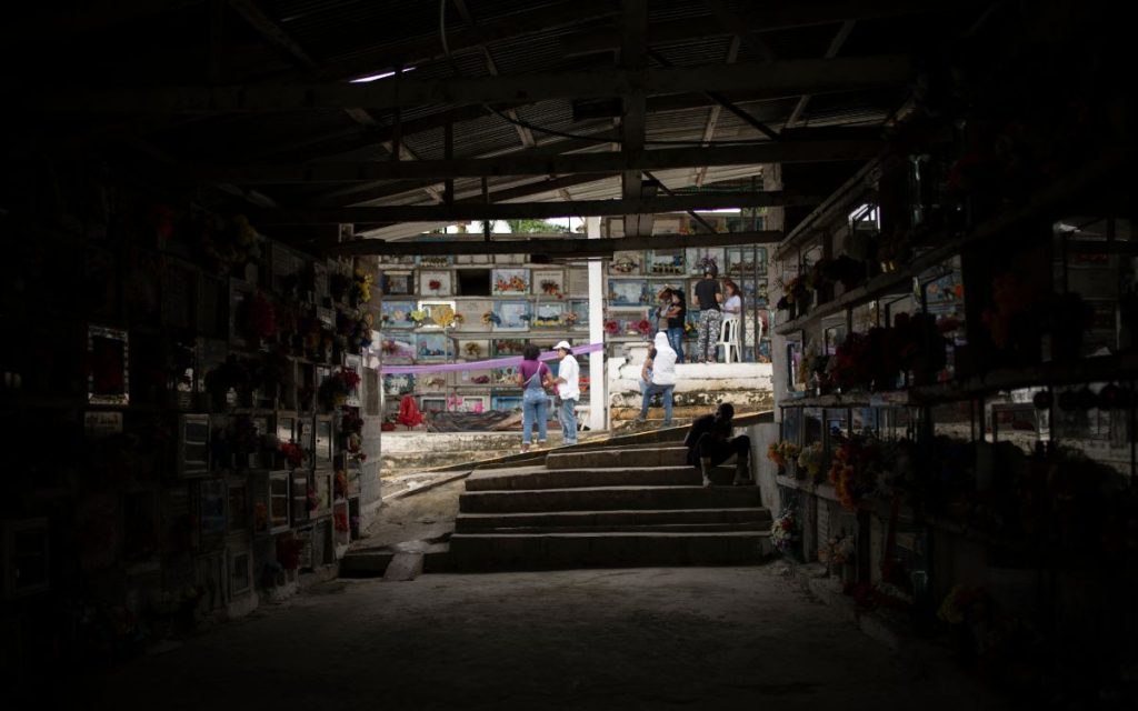 Equipo de la Unidad de Búsqued ainterviene cementerio de Buenaventura