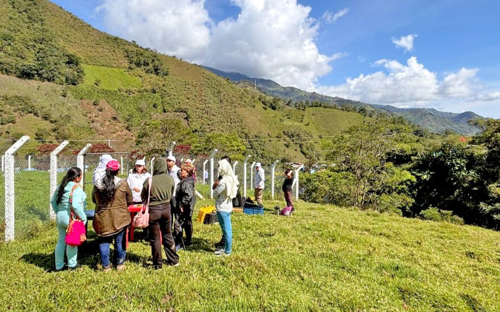Personas buscadoras y el equipo de la Unidad de Búsqueda durante la acción humanitaria en el municipio de Planadas, en el Tolima