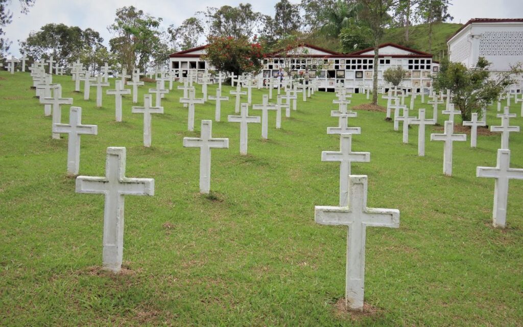 La Unidad de Búsqueda interviene el cementerio de San Roque, en Antioquia, para recuperar cuerpos no identificados