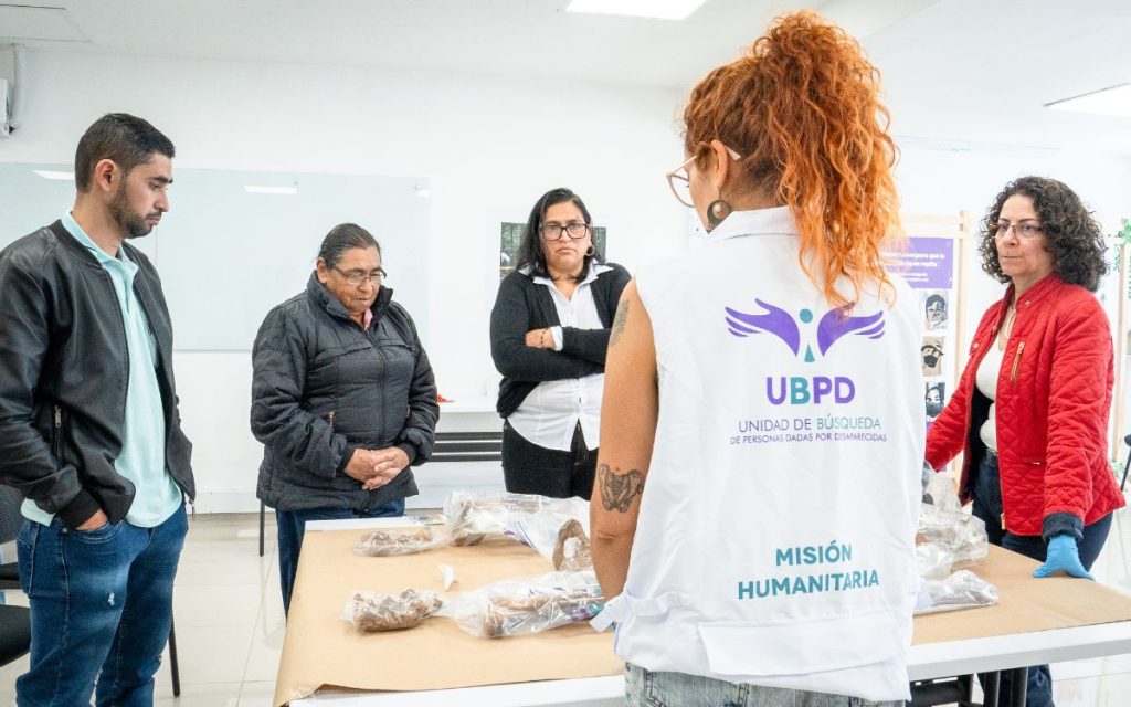 Unidad de Búsqueda, JEP y Medicina Legal entregan dignamente el cuerpo de Mauricio Neiva, quien había desaparecido hace 45 años.