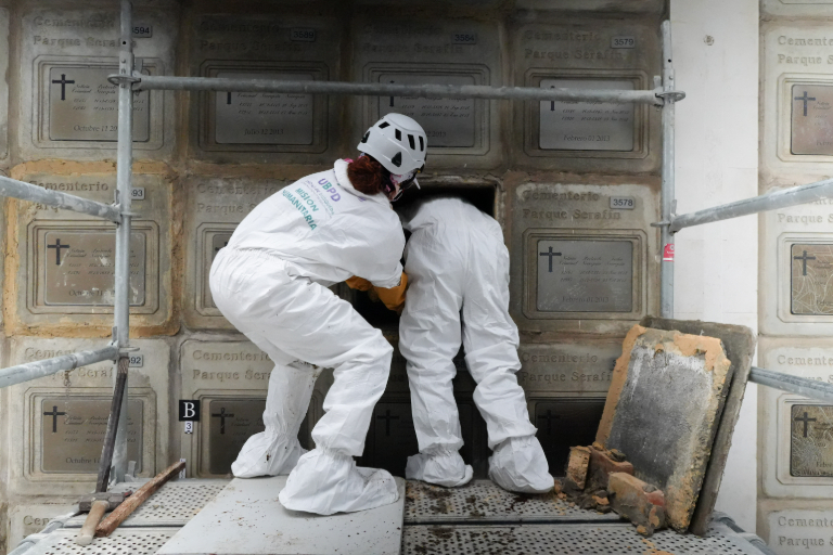 Equipo forense de la Unidad de Búsqueda en una acción humanitaria de recuperación de cuerpos en el cementerio Serafín, en el sur de Bogotá