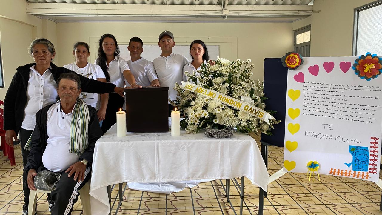 La Unidad de Búsqueda de Personas dadas por Desaparecidas (UBPD), en un trabajo articulado con la Unidad para las Víctimas y el Instituto Nacional de Medicina Legal y Ciencias Forenses, entregó dignamente el cuerpo de José Adelmo Rondón Galvis a su familia. La búsqueda de más de 13 años por fin entregó respuestas y certezas acerca del paradero de su ser querido. 