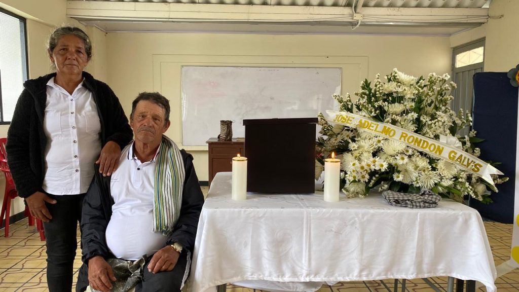 La Unidad de Búsqueda de Personas dadas por Desaparecidas (UBPD), en un trabajo articulado con la Unidad para las Víctimas y el Instituto Nacional de Medicina Legal y Ciencias Forenses, entregó dignamente el cuerpo de José Adelmo Rondón Galvis a su familia. La búsqueda de más de 13 años por fin entregó respuestas y certezas acerca del paradero de su ser querido. 