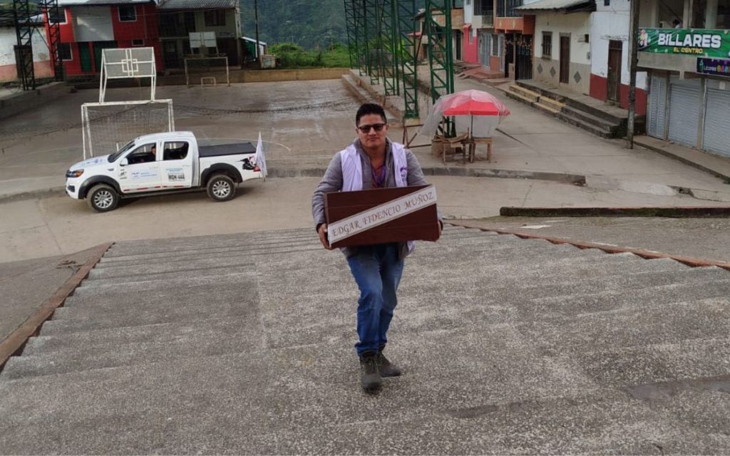 Equipo de la Unidad de Búsqueda durante la entrega digna de Edgar Fidencio en el municipio de Bolívar, en el Cauca