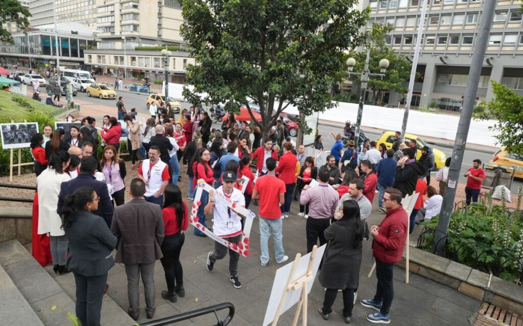 Evento de conmemoración del Día Internacional de las Manos Rojas en Bogotá