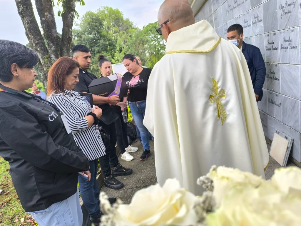 Después de 22 años, el cuerpo de Rubén Darío regresó con sus seres queridos. Según la investigación humanitaria de la Unidad de Búsqueda, Rubén fue asesinado y posteriormente desaparecido en el Meta. Su retorno a casa fue posible gracias a la estrategia Búsqueda inversa.