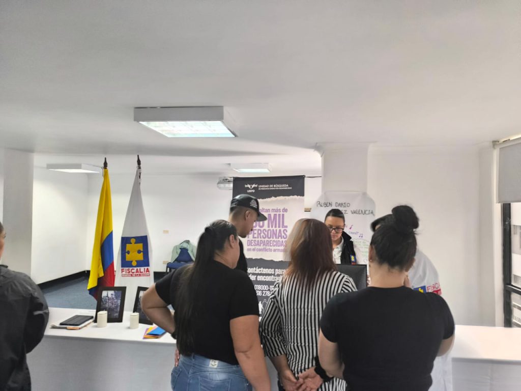 Después de 22 años, el cuerpo de Rubén Darío regresó con sus seres queridos. Según la investigación humanitaria de la Unidad de Búsqueda, Rubén fue asesinado y posteriormente desaparecido en el Meta. Su retorno a casa fue posible gracias a la estrategia Búsqueda inversa.