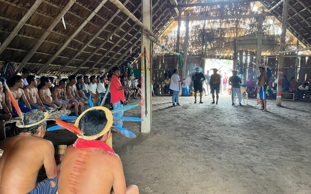 Comunidades indígenas del Vaupés con el equipo territorial de la UBPD en Guaviare durante un espacio pedagógico.
