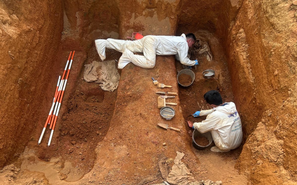 Van 19 cuerpos recuperados por la Unidad de Búsqueda en el cementerio de Cumaribo, en el Vichada. El equipo forense de la entidad trabaja de la mano con pueblos indígenas de la región.