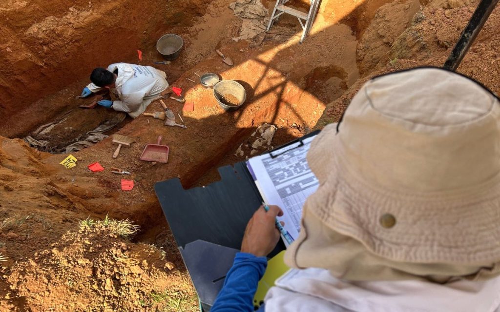 Van 19 cuerpos recuperados por la Unidad de Búsqueda en el cementerio de Cumaribo, en el Vichada. El equipo forense de la entidad trabaja de la mano con pueblos indígenas de la región.