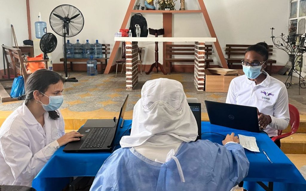 La Unidad de Búsqueda inicia tamizaje forense en el cementerio Católico de Saravena. El equipo forense de la UBPD durante las acciones humanitarias