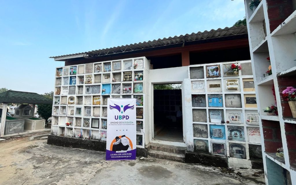 La Unidad de Búsqueda inicia tamizaje forense en el cementerio Católico de Saravena. El equipo forense de la UBPD durante las acciones humanitarias