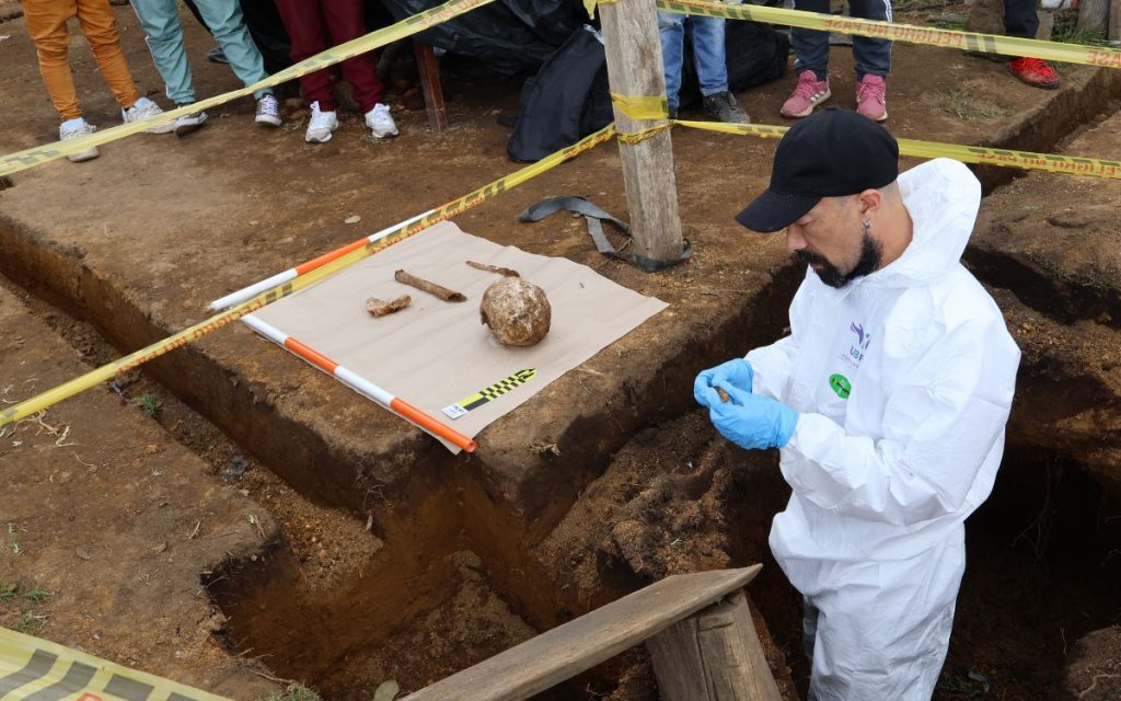 El cuerpo de una persona desaparecida fue recuperado en un territorio ancestral del Cauca. El hallazgo de las estructuras óseas se dio cuando personas de la comunidad de la vereda El Salado, en el municipio de Silvia, realizaban labores de construcción de una casa.