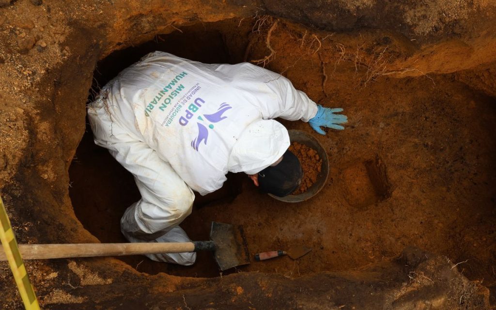 El cuerpo de una persona desaparecida fue recuperado en un territorio ancestral del Cauca. El hallazgo de las estructuras óseas se dio cuando personas de la comunidad de la vereda El Salado, en el municipio de Silvia, realizaban labores de construcción de una casa.