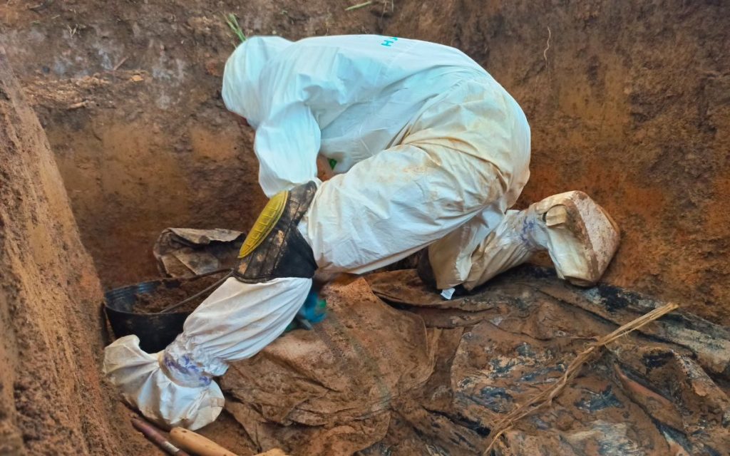 La Unidad de Búsqueda recupera nueve cuerpos en el cementerio de Puerto Rico, en el Meta. El equipo técnico forense de la entidad durante el proceso de recuperación de cuerpos.