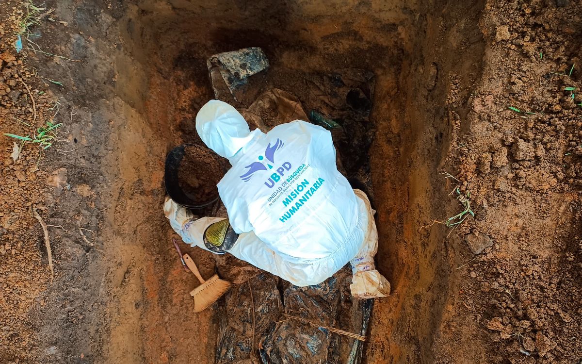 La Unidad de Búsqueda recupera nueve cuerpos en el cementerio de Puerto Rico, en el Meta. El equipo técnico forense de la entidad durante el proceso de recuperación de cuerpos.