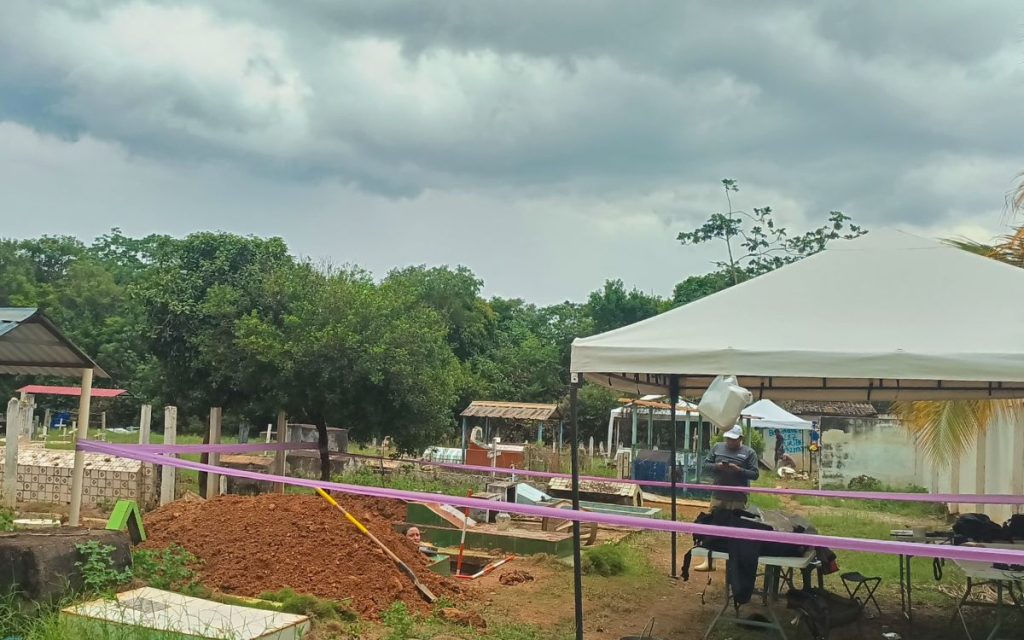 La Unidad de Búsqueda recupera nueve cuerpos en el cementerio de Puerto Rico, en el Meta. El equipo técnico forense de la entidad durante el proceso de recuperación de cuerpos.