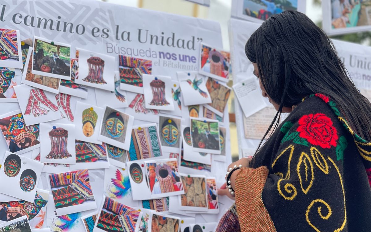 En medio de la alegría y la celebración, el recuerdo de las 3.900 personas dadas por desaparecidas en Putumayo estuvo presente. Con el apoyo de la Alcaldía Municipal de Sibundoy y la Casa Cabildo Kämentsá Biyá, la Unidad de Búsqueda de Personas Dadas por Desaparecidas (UBPD) presentó la exposición fotográfica 'El Camino de la búsqueda' ante habitantes de Sibundoy, autoridades indígenas, visitantes y delegaciones de diferentes regiones del país. A través de la pedagogía y el voz a voz, la entidad sensibilizó a los asistentes y reafirmó la importancia de fortalecer la unidad del territorio.