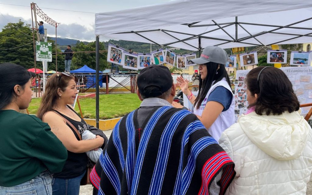 En medio de la alegría y la celebración, el recuerdo de las 3.900 personas dadas por desaparecidas en Putumayo estuvo presente. Con el apoyo de la Alcaldía Municipal de Sibundoy y la Casa Cabildo Kämentsá Biyá, la Unidad de Búsqueda de Personas Dadas por Desaparecidas (UBPD) presentó la exposición fotográfica 'El Camino de la búsqueda' ante habitantes de Sibundoy, autoridades indígenas, visitantes y delegaciones de diferentes regiones del país. A través de la pedagogía y el voz a voz, la entidad sensibilizó a los asistentes y reafirmó la importancia de fortalecer la unidad del territorio.