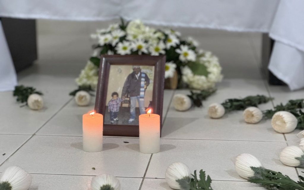 Familia en Santander recuperaró el cuerpo de su ser querido desaparecido gracias a la Búsqueda Inversa. Esta acción humanitaria de entrega digna es el resultado del trabajo articulado entre la la Unidad de Búsqueda de Personas Dadas por Desaparecidas (UBPD), la Jurisdicción Especial para la Paz (JEP) y el Instituto Nacional de Medicina Legal y Ciencias Forenses (INMLCF). Además, el Grupo Interno de Trabajo de Búsqueda, Identificación y Entrega de Personas Desaparecidas (GRUBE) de la Fiscalía General de la Nación (FGN) participó activamente en este proceso.