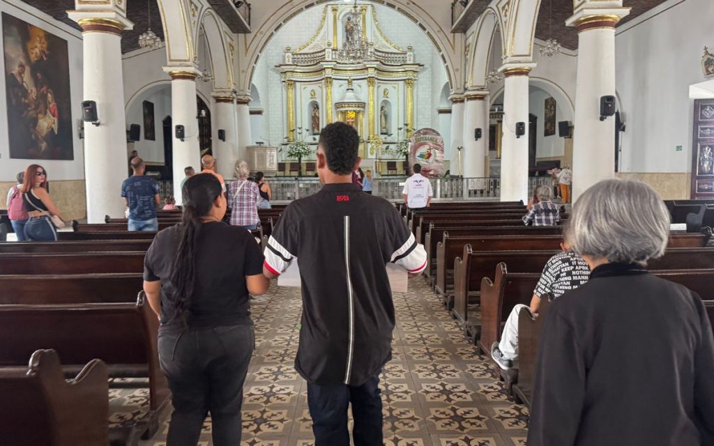 Familia en Santander recuperaró el cuerpo de su ser querido desaparecido gracias a la Búsqueda Inversa. Esta acción humanitaria de entrega digna es el resultado del trabajo articulado entre la la Unidad de Búsqueda de Personas Dadas por Desaparecidas (UBPD), la Jurisdicción Especial para la Paz (JEP) y el Instituto Nacional de Medicina Legal y Ciencias Forenses (INMLCF). Además, el Grupo Interno de Trabajo de Búsqueda, Identificación y Entrega de Personas Desaparecidas (GRUBE) de la Fiscalía General de la Nación (FGN) participó activamente en este proceso.