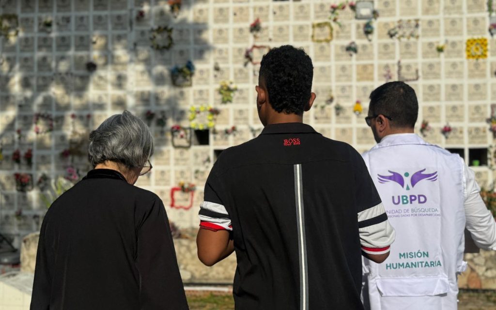 Familia en Santander recuperaró el cuerpo de su ser querido desaparecido gracias a la Búsqueda Inversa. Esta acción humanitaria de entrega digna es el resultado del trabajo articulado entre la la Unidad de Búsqueda de Personas Dadas por Desaparecidas (UBPD), la Jurisdicción Especial para la Paz (JEP) y el Instituto Nacional de Medicina Legal y Ciencias Forenses (INMLCF). Además, el Grupo Interno de Trabajo de Búsqueda, Identificación y Entrega de Personas Desaparecidas (GRUBE) de la Fiscalía General de la Nación (FGN) participó activamente en este proceso.