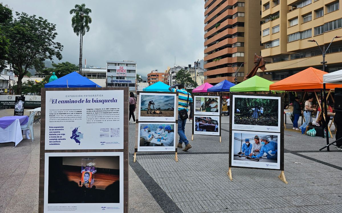 Exposición El camino de la búsqueda en plazoleta de municipio de Tolima