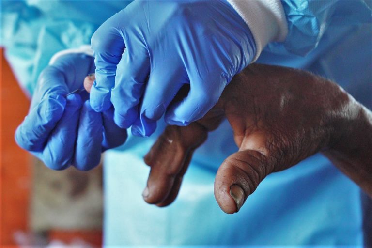 Llegar a los lugares más apartados por una muestra de sangre: así es la búsqueda humanitaria