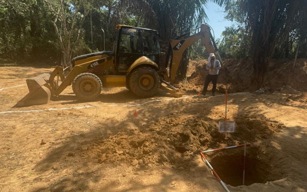 Hasta la vereda Cuernavaca, una zona apartada a orillas del río Chitamena, en Casanare, llegó un grupo de mujeres con una idea fija: avanzar en la búsqueda de sus seres queridos. Lo hizo junto con la Unidad de Búsqueda de Personas dadas por Desaparecidas (UBPD), que intervino un terreno de más de 800 metros cuadrados. Este lugar fue identificado gracias al trabajo de la Fundación Yovany Quevedo - Lazos de Vida como un sitio de interés forense, donde habrían sido inhumadas tres personas desaparecidas en el contexto del conflicto armado. Una de ellas fue recuperada años atrás por la Fiscalía General de la Nación, también a partir de la información suministrada por la misma organización.