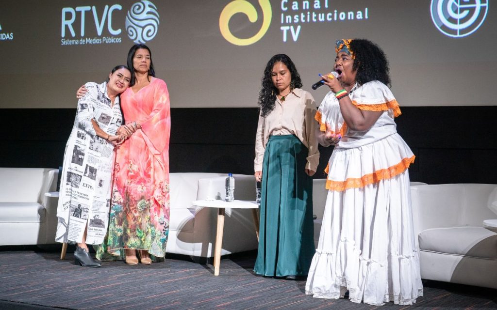 Imágenes del lanzamiento del documental Por cielo y tierra, abril de 2024