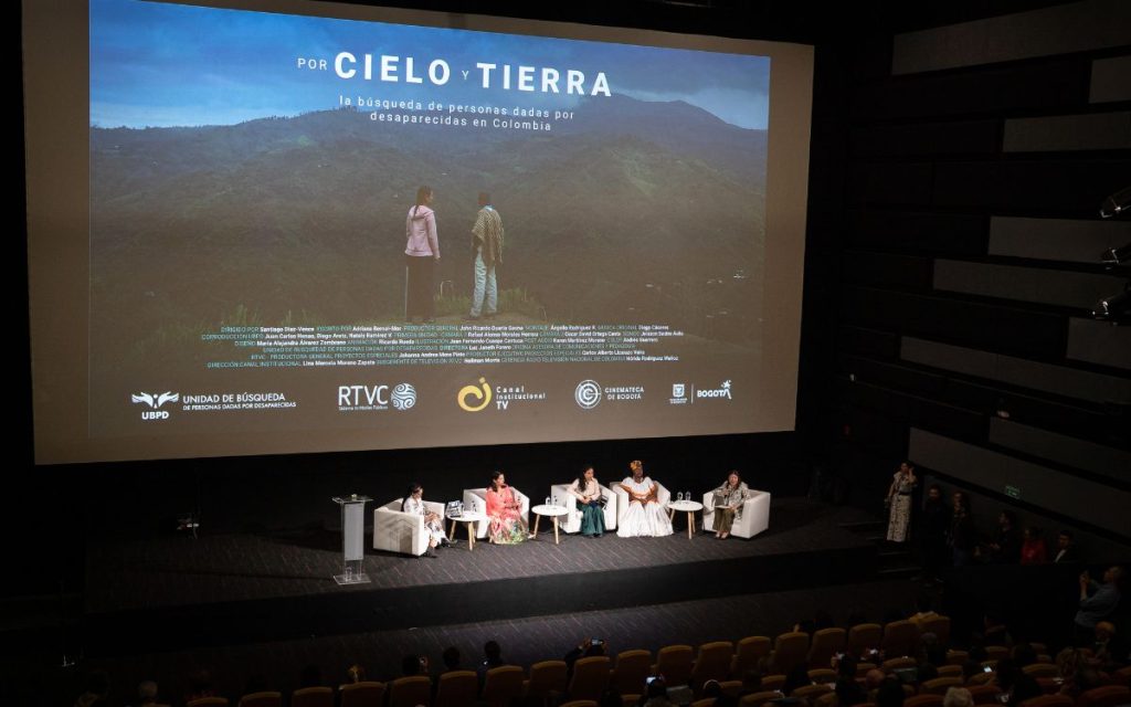 Imágenes del lanzamiento del documental Por cielo y tierra, abril de 2024