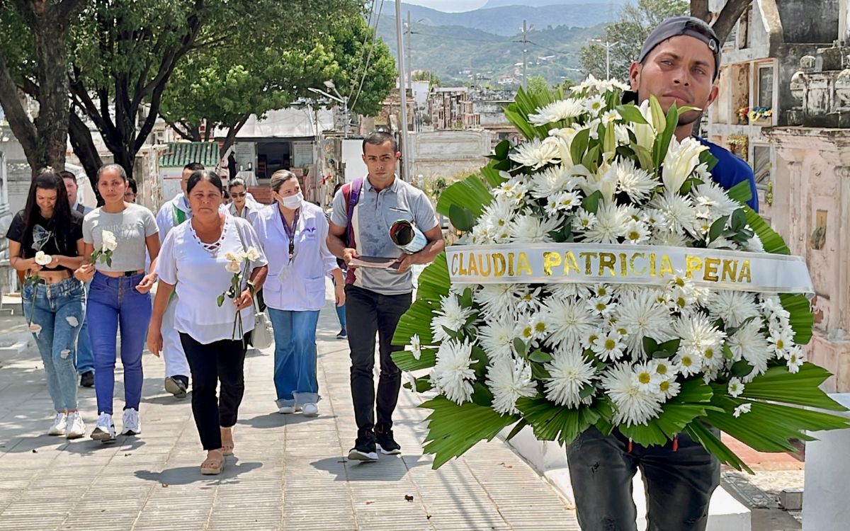 Veinte años de ausencia y de preguntas sin respuesta podría ser una buena forma de resumir la historia de búsqueda de Claudia Patricia Peña. Un camino de dolor que también recoge a muchas familias a las que el conflicto armado ha desaparecido a sus seres queridos. En el caso de Claudia, su desaparición se dio en 2005, cuando ella tenía 18 años.
