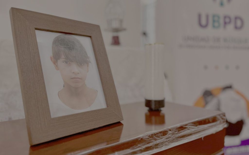 Veinte años de ausencia y de preguntas sin respuesta podría ser una buena forma de resumir la historia de búsqueda de Claudia Patricia Peña. Un camino de dolor que también recoge a muchas familias a las que el conflicto armado ha desaparecido a sus seres queridos. En el caso de Claudia, su desaparición se dio en 2005, cuando ella tenía 18 años.