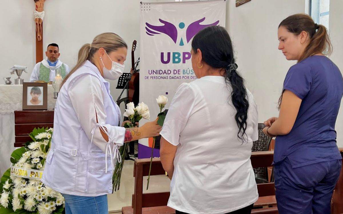 Veinte años de ausencia y de preguntas sin respuesta podría ser una buena forma de resumir la historia de búsqueda de Claudia Patricia Peña. Un camino de dolor que también recoge a muchas familias a las que el conflicto armado ha desaparecido a sus seres queridos. En el caso de Claudia, su desaparición se dio en 2005, cuando ella tenía 18 años.