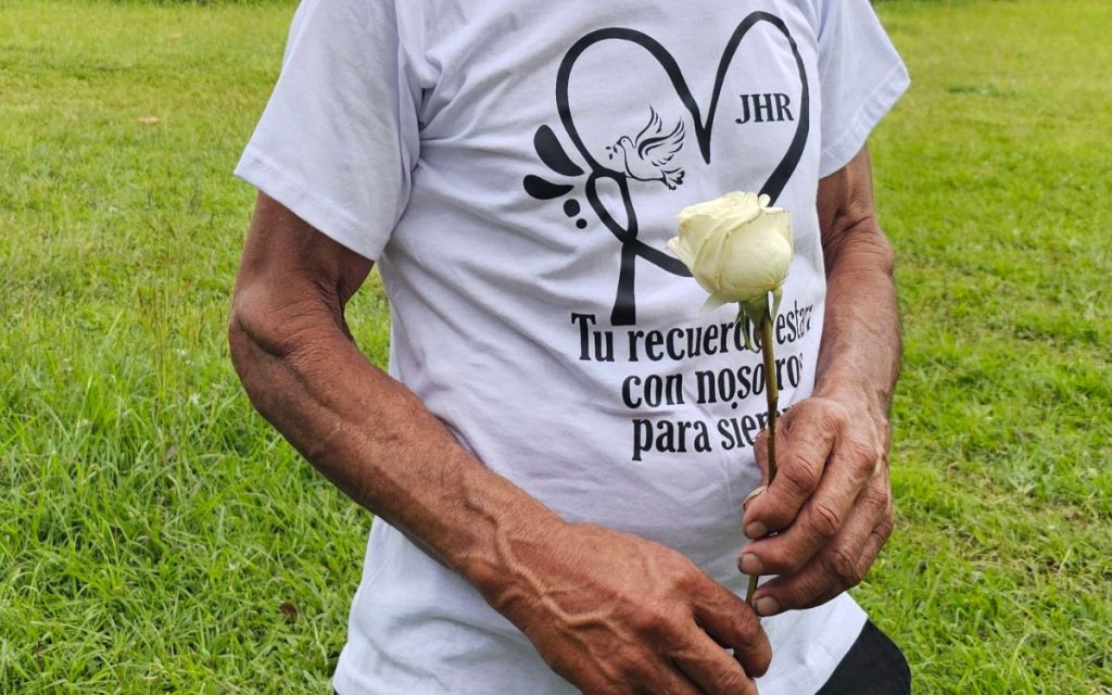 El conflicto armado no solo le arrebató un hijo a don Alirio -el mayor y el único varón en ese entonces entre varias mujeres-, también le quitó a su apoyo en la finca y con quien compartía las tareas del campo. Le arrebató a ese niño al que le había enseñado a trabajar la tierra y manejar un vehículo.