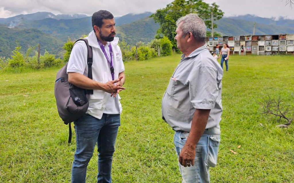 El conflicto armado no solo le arrebató un hijo a don Alirio -el mayor y el único varón en ese entonces entre varias mujeres-, también le quitó a su apoyo en la finca y con quien compartía las tareas del campo. Le arrebató a ese niño al que le había enseñado a trabajar la tierra y manejar un vehículo.